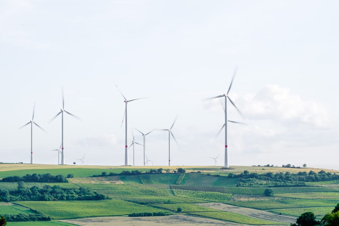 Pale eoliche su una collina verde